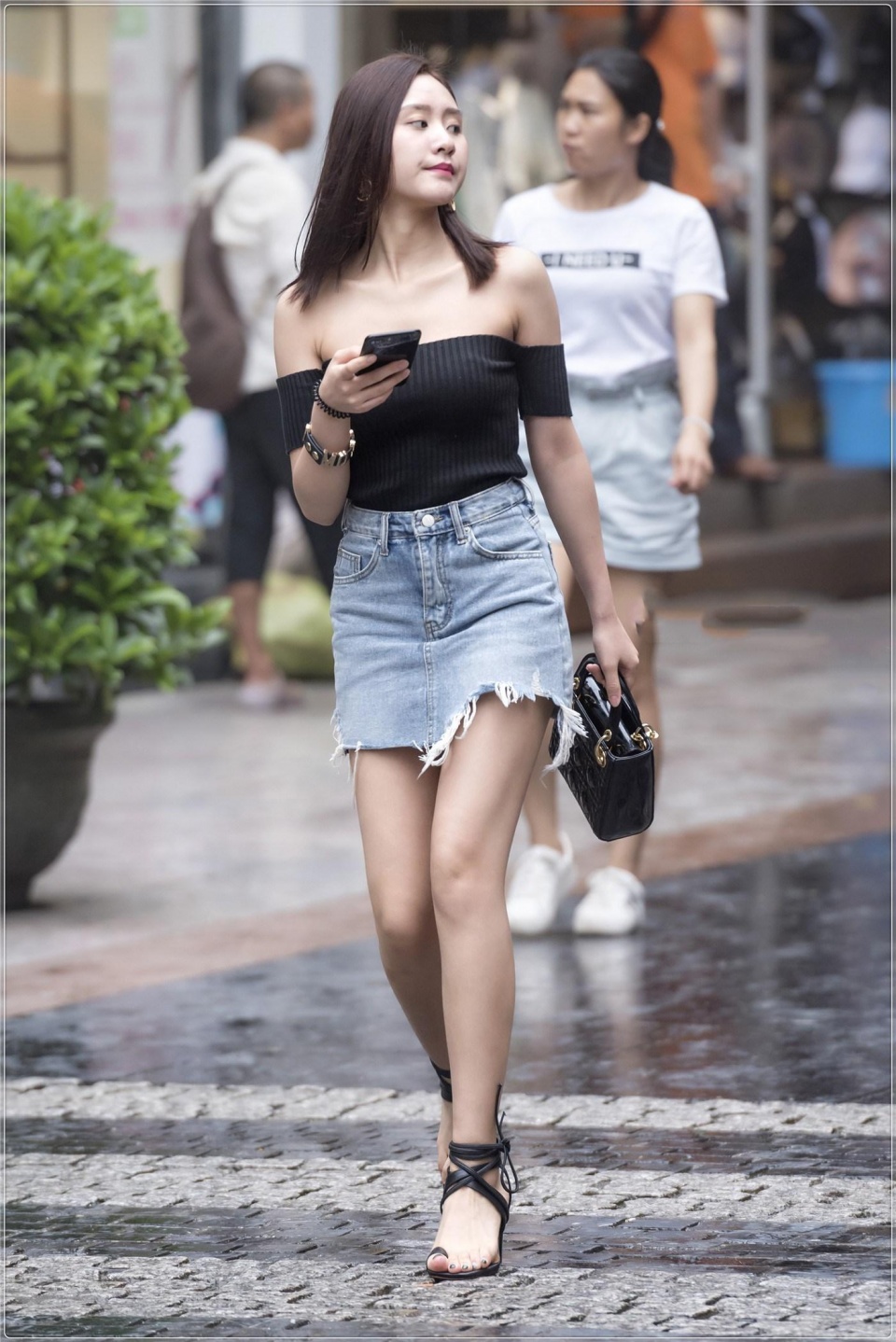 街拍,一字肩毛衫搭配牛仔短裙,美女白皙圆润的身段让人著迷